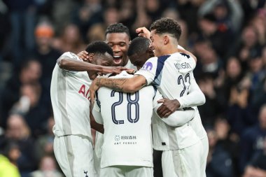 Tottenham Hotspur 'dan Wilson Odobert, UEFA Şampiyonlar Ligi 4. Tottenham Hotspur-F.C. maçında takım arkadaşlarıyla 2-0 kazanma hedefini kutluyor. Kopenhag Tottenham Hotspur Stadyumu, Londra, İngiltere 4 Kasım 2025