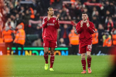 Liverpool 'dan Virgil van Dijk ve Liverpool' dan Andrew Robertson, 4 Kasım 'da Anfield, Liverpool' da oynanan 8 Liverpool maçında taraftarları alkışlıyor. 