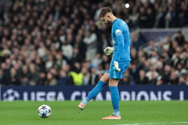 Tottenham Hotspur takımından Guglielmo Vicario, UEFA Şampiyonlar Ligi Maçı 'nda topu 8 Tottenham Hotspur' a karşı 4. Kopenhag Tottenham Hotspur Stadyumu, Londra, İngiltere 4 Kasım 2025