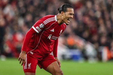 Liverpool 'dan Virgil van Dijk takımına UEFA Şampiyonlar Ligi 4 / 8 Liverpool Real Madrid maçında Anfield, Liverpool, İngiltere' de 4 Kasım 'da talimat verdi. 
