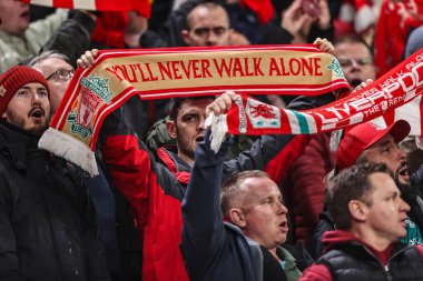 Liverpool taraftarları, UEFA Şampiyonlar Ligi 4 / 8 Liverpool-Real Madrid maçında 4 Kasım 2025 tarihinde Anfield, Liverpool, İngiltere 'de oynanan maçın başından önce Youll Never Walk Alone şarkısını söylüyorlar.
