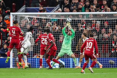 Real Madrid kalecisi Thibaut Courtois, Liverpool Şampiyonlar Ligi 4 maçında Liverpool 'un Real Madrid' e karşı Anfield, Liverpool, İngiltere 'de 4 Kasım' da oynanan maçında Liverpool 'lu Virgil van Dijk' ten kafa atışı kurtardı.  