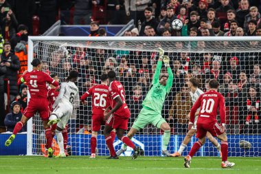 Real Madrid kalecisi Thibaut Courtois, Liverpool Virgil van Dijk 'in Liverpool, Liverpool' da Liverpool 'da Real Madrid' e karşı oynadığı 4 'üncü UEFA Şampiyonlar Ligi karşılaşmasında attığı golü kurtardı. 
