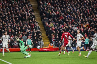 Liverpool 'dan Dominik Szoboszlai, Real Madrid kalecisi Thibaut Courtois' in 4. Liverpool maçında 4. Liverpool Real Madrid 'e karşı Anfield, Liverpool, İngiltere' de 4 Kasım 2025 'te attığı golle şutunu kaydetti.