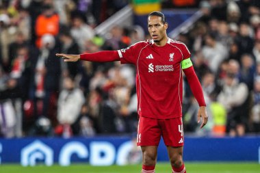 Liverpool 'dan Virgil van Dijk takımına UEFA Şampiyonlar Ligi 4 / 8 Liverpool Real Madrid maçında Anfield, Liverpool, İngiltere' de 4 Kasım 'da talimat verdi.  