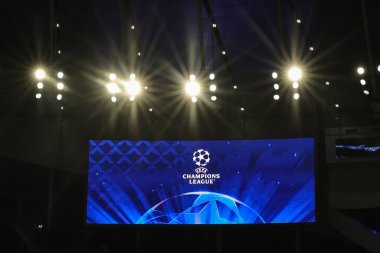 UEFA Şampiyonlar Ligi büyük LCD ekranında UEFA Şampiyonlar Ligi Maçı 4 'te Tottenham Hotspur' a karşı F.C. Kopenhag Tottenham Hotspur Stadyumu, Londra, İngiltere 4 Kasım 2025