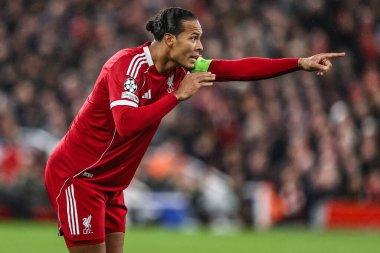 Liverpool 'dan Virgil van Dijk takımına UEFA Şampiyonlar Ligi 4 / 8 Liverpool Real Madrid maçında Anfield, Liverpool, İngiltere' de 4 Kasım 'da talimat verdi. 