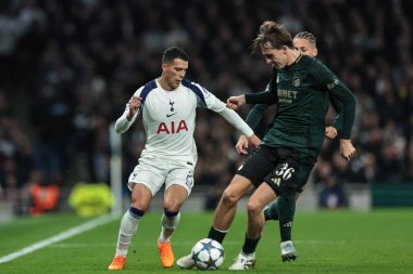 Tottenham Hotspur 'dan Pedro Porro, UEFA Şampiyonlar Ligi Maçı' nda Kopenhag 'lı William Clem' e 8 Tottenham Hotspur maçında baskı yapıyor. Kopenhag Tottenham Hotspur Stadyumu, Londra, İngiltere 4 Kasım 2025