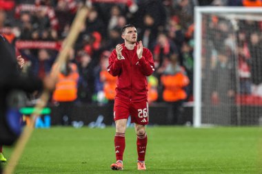 Liverpool 'dan Andrew Robertson, 4 Kasım 2025' te İngiltere 'nin Liverpool kentinde oynanan 8 maçın 4' ünde oynanan UEFA Şampiyonlar Ligi Maçı 'nda taraftarları alkışlıyor.