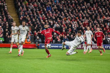 Real Madrid 'den Federico Valverde, Liverpool' lu Mohamed Salah 'ın 4-4' lük Liverpool maçında 4 Kasım 2025 'te Anfield, Liverpool, İngiltere' de Real Madrid 'e karşı attığı golü engelledi.