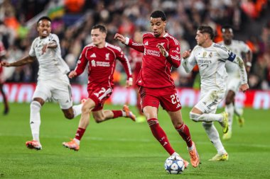 Liverpool 'dan Hugo Ekitike, 4 Kasım 2025' te İngiltere 'nin Liverpool kentinde oynanan 8 Liverpool Real Madrid maçında topa vuruyor.