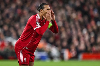 Liverpool 'dan Virgil van Dijk takımına UEFA Şampiyonlar Ligi 4 / 8 Liverpool Real Madrid maçında Anfield, Liverpool, İngiltere' de 4 Kasım 'da talimat verdi. 