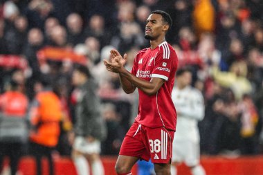 Liverpool 'dan Ryan Gravenberch, 4 Kasım 2025' te İngiltere 'nin Liverpool kentinde oynanan 8 maçın 4' ünde oynanan UEFA Şampiyonlar Ligi Maçı 'nda taraftarları alkışlıyor.