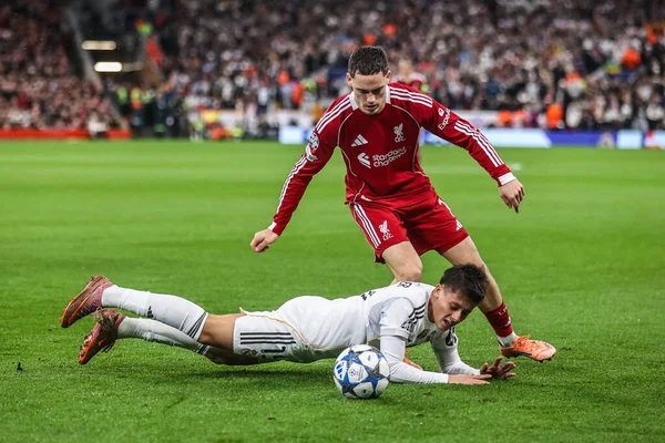 Real Madrid 'den Arda Gler, 4 Kasım 2025' te Anfield, Liverpool, Birleşik Krallık 'ta oynanan Liverpool Şampiyonlar Ligi karşılaşmasında Liverpool' lu Florian Wirtz 'e faul yaptı.