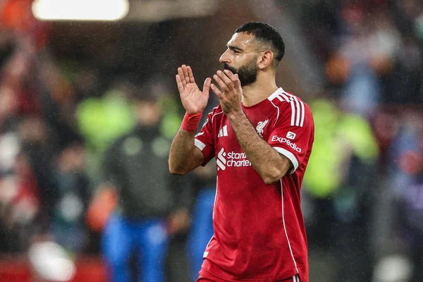 Liverpool 'dan Muhammed Salah, UEFA Şampiyonlar Ligi Maçı' nın 4 / 8 'i olan Liverpool' un Real Madrid 'e karşı Anfield, Liverpool, İngiltere' de 4 Kasım 2025 'te oynanan karşılaşmasında taraftarları alkışlıyor.