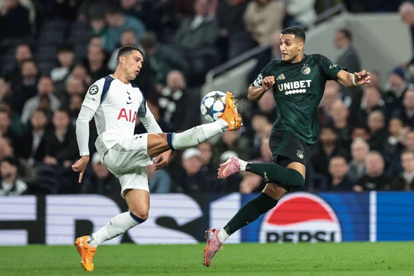 Tottenham Hotspur 'dan Pedro Porro, UEFA Şampiyonlar Ligi 4. Tottenham Hotspur maçında Kopenhag' lı Elias Achouri 'nin baskısı altında topu kontrol ediyor. Kopenhag Tottenham Hotspur Stadyumu, Londra, Birleşik Krallık 