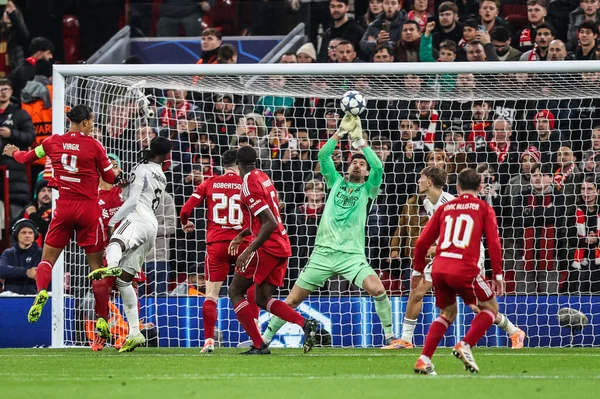 Real Madrid kalecisi Thibaut Courtois, Liverpool Şampiyonlar Ligi 4 maçında Liverpool 'un Real Madrid' e karşı Anfield, Liverpool, İngiltere 'de 4 Kasım' da oynanan maçında Liverpool 'lu Virgil van Dijk' ten kafa atışı kurtardı.  