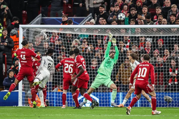 Real Madrid kalecisi Thibaut Courtois, Liverpool Virgil van Dijk 'in Liverpool, Liverpool' da Liverpool 'da Real Madrid' e karşı oynadığı 4 'üncü UEFA Şampiyonlar Ligi karşılaşmasında attığı golü kurtardı. 