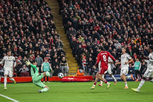 Liverpool 'dan Dominik Szoboszlai, Real Madrid kalecisi Thibaut Courtois' in 4. Liverpool maçında 4. Liverpool Real Madrid 'e karşı Anfield, Liverpool, İngiltere' de 4 Kasım 2025 'te attığı golle şutunu kaydetti.