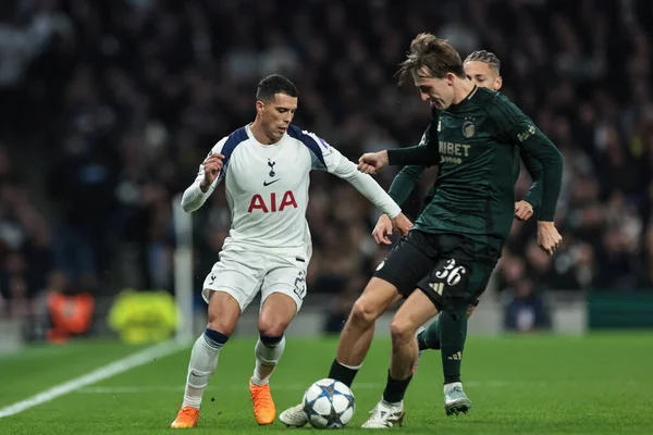 Tottenham Hotspur 'dan Pedro Porro, UEFA Şampiyonlar Ligi Maçı' nda Kopenhag 'lı William Clem' e 8 Tottenham Hotspur maçında baskı yapıyor. Kopenhag Tottenham Hotspur Stadyumu, Londra, İngiltere 4 Kasım 2025