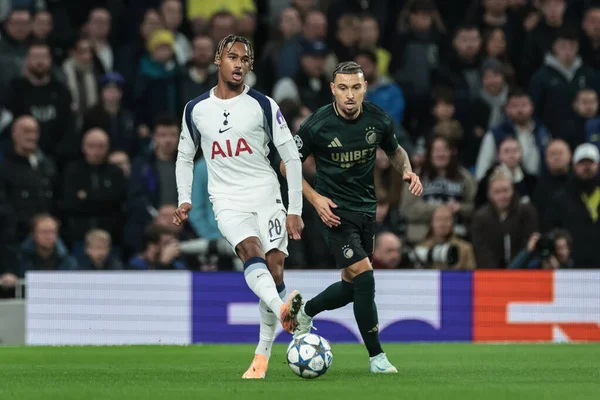 Tottenham Hotspur 'dan Wilson Odobert topu UEFA Şampiyonlar Ligi Maçı' nda 8 Tottenham Hotspur ve F.C. Kopenhag Tottenham Hotspur Stadyumu, Londra, İngiltere 4 Kasım 2025