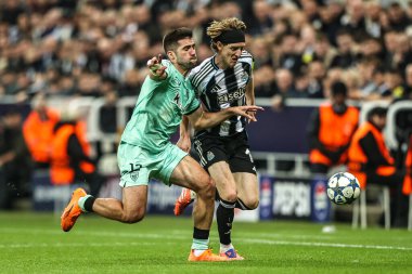 Athletic Club 'dan Jess Areso ve Newcastle United takımından Anthony Gordon, 5 Kasım 2025' te St. James 's Park, Newcastle' da oynanan 8 Newcastle United-Atletizm Kulübü karşılaşmasının 4 'üncü gününde top için mücadele ediyorlar. 