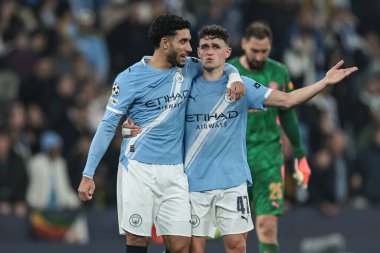 Manchester City 'den Omar Marmoush, Manchester City' deki Manchester Stadyumu 'nda oynanan 8 Manchester City maçının 4' üncü gününde Manchester Şampiyonlar Ligi düdüğünün ardından Manchester City 'den Phil Foden' i kucaklıyor. 
