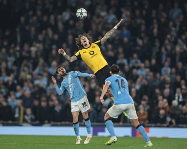 Borussia Dortmund 'dan Fabio Silva Manchester City' nin Manchester City şehrinde Borussia Dortmund 'a karşı oynanan UEFA Şampiyonlar Ligi 4. Maçı' nda Manchester City 'den Bernardo Silva' nın yüksek topunu kazandı.