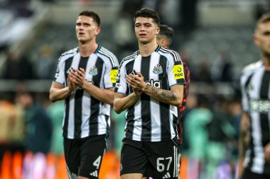 Newcastle United takımından Lewis Miley, UEFA Şampiyonlar Ligi maçından sonra taraftarları alkışlıyor. 5 Kasım 2025 'te St. James' s Park, Newcastle, İngiltere 'de oynanan 8 Newcastle United Atletizm Kulübü maçında 4. 