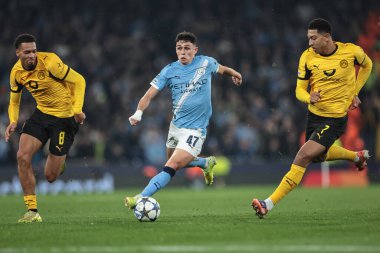 Manchester City 'den Phil Foden, Manchester City' nin Manchester Stadyumu 'nda Borussia Dortmund' a karşı oynanan UEFA Şampiyonlar Ligi 4. Maçı 'nda Felix Nmecha ve Borussia Dortmund' un attığı topla son buluyor.