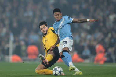 Manchester City 'li Savinho, Borussia Dortmund' dan Ramy Bensebaini tarafından 5 Kasım 2025 'te Manchester City' deki Manchester Stadyumu 'nda oynanan 8 Manchester City maçında oynanan 4. 