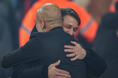 Manchester City 'nin büyük oyuncuları Niko Kovac' ın teknik direktörü Borussia Dortmund 'un UEFA Şampiyonlar Ligi 4. Maçı sırasında Manchester City' nin Borussia Dortmund 'a karşı Manchester, İngiltere' deki Manchester Stadyumu 'nda oynadığı maçta 