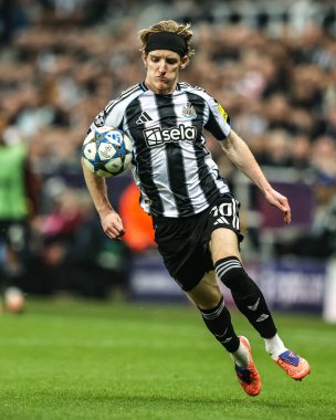 Newcastle United takımından Anthony Gordon, 5 Kasım 2025 'te St. James' s Park, Newcastle, İngiltere 'de oynanan 8 Newcastle United - Atletizm Kulübü karşılaşmasının 4' üncüsü olan UEFA Şampiyonlar Ligi Maçı sırasında topa vuruyor. 