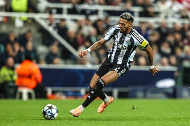 Newcastle United takımından Joelinton, 5 Kasım 2025 'te St. James' s Park, Newcastle, İngiltere 'de oynanan 8 Newcastle United-Atletizm Kulübü karşılaşmasının 4. Maçı' nda topa vuruyor. 
