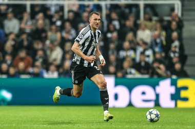 Newcastle United takımından Dan Burn, 5 Kasım 2025 'te St. James' s Park, Newcastle, İngiltere 'de oynanan 8 Newcastle United - Atletizm Kulübü karşılaşmasının 4' üncüsü olan UEFA Şampiyonlar Ligi Maçı 'nda topu aldı.  