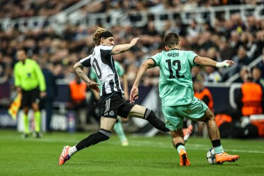 Newcastle United 'dan Anthony Gordon ve Atletizm Kulübü' nden Jess Areso, 5 Kasım 2025 'te St. James' s Park, Newcastle 'da oynanan 8 Newcastle United-Atletizm Kulübü karşılaşmasının 4' üncü gününde top için mücadele ediyor. 