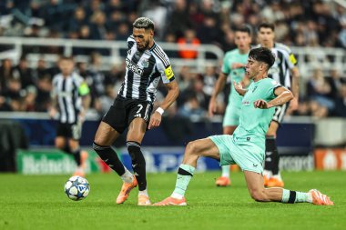 Newcastle United takımından Joelinton, 5 Kasım 2025 'te St. James' s Park, Newcastle, İngiltere 'de oynanan 8 Newcastle United-Atletizm Kulübü karşılaşmasının 4. Maçı' nda topa vuruyor. 