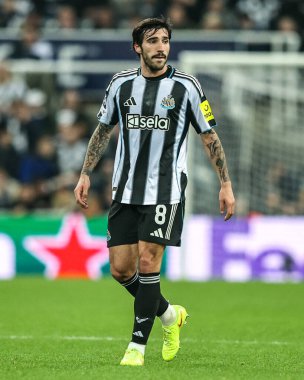 Newcastle United takımından Sandro Tonali, UEFA Şampiyonlar Ligi maçında 8 Newcastle United ile Atletizm Kulübü arasında 5 Kasım 2025 'te St. James' s Park, Newcastle 'da karşılaştı. 