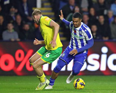 Norwich City 'den Harry Darling, Sheffield' li Yan Valery 'ye, 5 Kasım 2025' te Sheffield Çarşamba günü Norwich City 'de oynanan karşılaşma sırasında baskı yapıyor. 