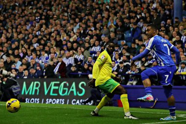 Norwich City 'den Jeffrey Schlupp Sheffield Çarşamba günü Sheffield Çarşamba günü Norwich City' e karşı Sheffield, Sheffield, Birleşik Krallık 'ta oynanan karşılaşmada Sheffield' li Yan Valery 'ye baskı yapıyor. 