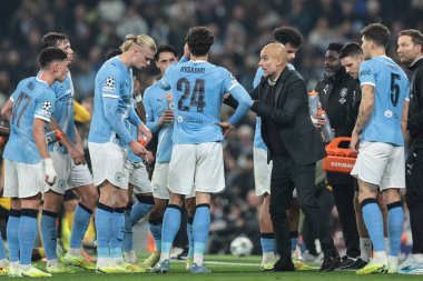 Manchester City 'nin Pep Guardiola teknik direktörü, 5 Kasım 2025' te Manchester, İngiltere 'deki Manchester Stadyumu' nda 8 Manchester City 'nin Borussia Dortmund' a karşı 4. Maçı 'nda bir ara vererek takım konuşması yaptı. 
