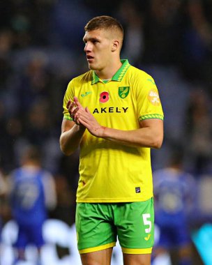 Norwich City 'den Jakov Medic, 5 Kasım 2025' te İngiltere 'nin başkenti Sheffield' da Çarşamba günü Norwich City 'ye karşı oynanan Gökyüzü İddia Şampiyonası maçından sonra taraftarları alkışlıyor. 