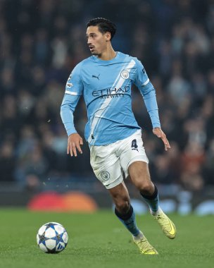 Manchester City 'den Tijjani Reijnders, 5 Kasım 2025' te Manchester City 'deki Borussia Dortmund' a karşı oynanan 8 Manchester City Şampiyonlar Ligi 4. Maçı 'nda topa vuruyor. 