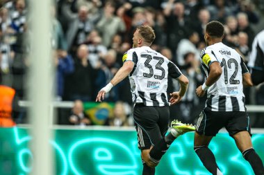 Newcastle United takımından Dan Burn, 5 Kasım 2025 'te St. James' s Park, Newcastle, İngiltere 'de oynanan 8 Newcastle United-Atletizm Kulübü karşılaşmasında UEFA Şampiyonlar Ligi Maçı' na 1-0 kazandırma hedefini kutluyor. 