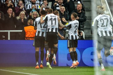 Newcastle United takımından Dan Burn, 5 Kasım 2025 'te St. James' s Park, Newcastle, İngiltere 'de oynanan 8 Newcastle United-Atletizm Kulübü karşılaşmasında UEFA Şampiyonlar Ligi Maçı' na 1-0 kazandırma hedefini kutluyor. 