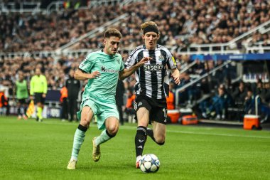 Athletic Club 'dan Jess Areso ve Newcastle United takımından Anthony Gordon, 5 Kasım 2025' te St. James 's Park, Newcastle' da oynanan 8 Newcastle United-Atletizm Kulübü karşılaşmasının 4 'üncü gününde top için mücadele ediyorlar. 
