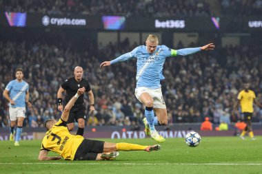 Manchester City 'den Erling Haaland, UEFA Şampiyonlar Ligi 4 / 8 Manchester City - Borussia Dortmund maçında Borussia Dortmund' a karşı 5 Kasım 2025 'te Manchester, İngiltere' deki Manchester Stadyumu 'nda Borussia Dortmund maçında Borussia Dortmund' un üzerinden atladı. 