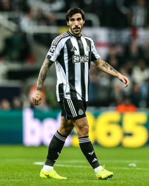 Newcastle United takımından Sandro Tonali, UEFA Şampiyonlar Ligi maçında 8 Newcastle United ile Atletizm Kulübü arasında 5 Kasım 2025 'te St. James' s Park, Newcastle 'da karşılaştı. 