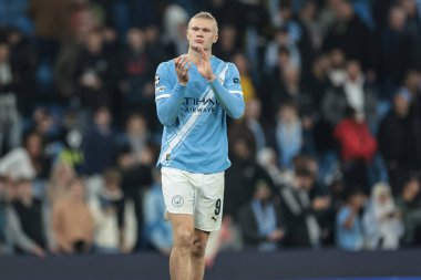 Manchester City 'den Erling Haaland, 5 Kasım 2025' te Manchester City 'deki Borussia Dortmund' a karşı oynanan UEFA Şampiyonlar Ligi 4. Maçı 'nda son düdük çaldıktan sonra taraftarları alkışlıyor. 