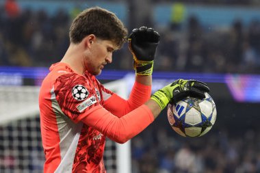 Borussia Dortmund kalecisi Gregor Kobel, Manchester Stadyumu 'nda 5 Kasım 2025 tarihinde oynanan 8 Manchester City-Borussia Dortmund maçında topun sekmesini kontrol ediyor. 